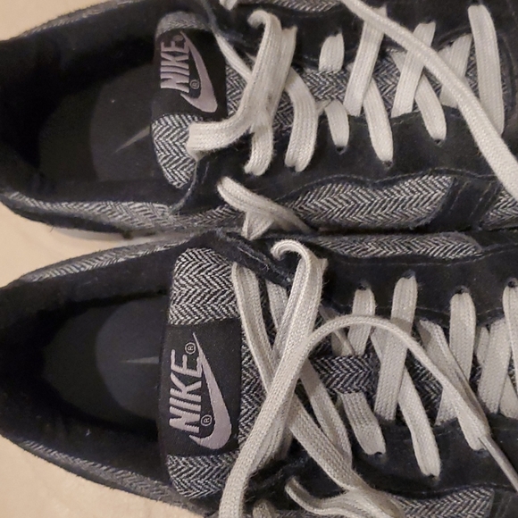 Nike shoes - Picture 3 of 5